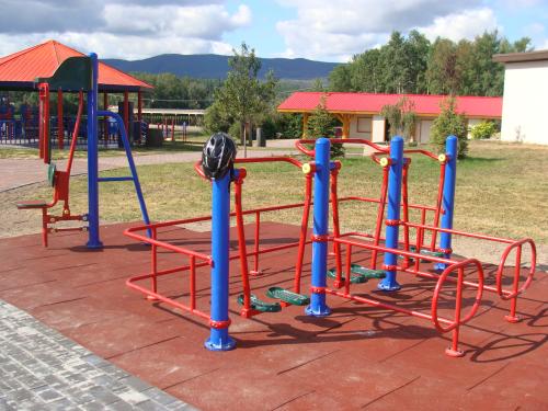 sylwetka wykonująca spokojne rozciąganie przy oknie